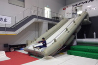 【安全の舞台裏 JAL】スライドは安心感があるけど速い---救難訓練体験 画像