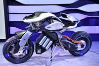 【東京モーターショー2017】ペットのようにバイクが自分のもとへ…人工知能搭載ヤマハ モトロイド 画像
