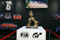 「グランツーリスモ」、FIA GTチャンピオンシップの優勝トロフィを展示…東京オートサロン2019 画像