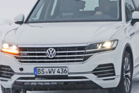 VW トゥアレグ 新型に欧州向け「GTE」登場か…フロントグリルに“バッジ”光る 画像