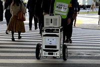 信号機と連携する自動走行ロボット、屋外配送試験に成功…ソフトバンクと佐川急便 画像
