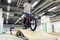 電動バイク専用インドアスポーツ施設がオープン　日本初 画像