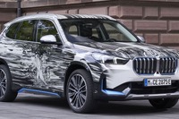 BMWのコンパクト電動SUV『iX1』、アートカーをドイツで発表 画像