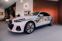 音楽に合わせて車体の色が変わる…BMWのEVセダン『i5』コンセプトカー発表 画像