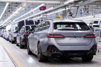 BMW、5シリーズ・ツーリング 新型を生産開始…5月末から欧州納車へ 画像