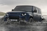 フジロック2025にSUV『ディフェンダー』がブース開設、高性能版「OCTA」も展示へ 画像