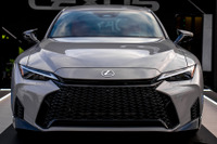 レクサス『IS』改良新型、新フェイスの実車を初公開…米国仕様は「F SPORT」のみ 画像