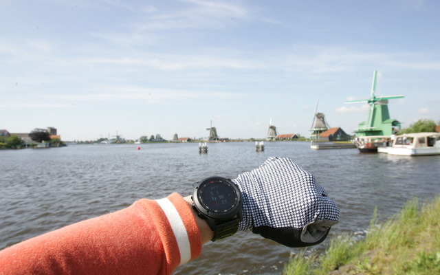 オランダの風車が見える景色の中でも独特の存在感を見せるfenix 3J Titanium