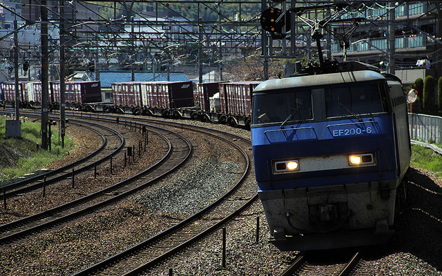東海道線 山崎駅付近を行く貨物列車
