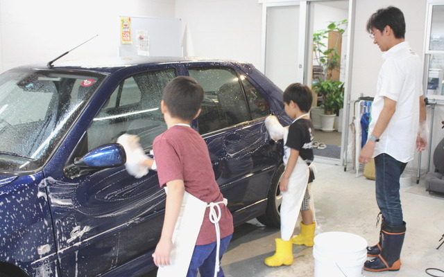 川崎市立苅宿小学校の男子生徒たちが洗車を体験