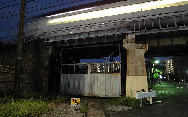東武千住線・千住貨物駅へと続くレールが残る。その上を京成スカイライナーが行く