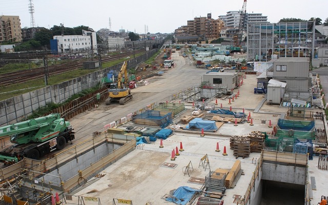 相鉄・JR直通線の羽沢駅の工事現場。東海道貨物線の合流点近くに設けられる。