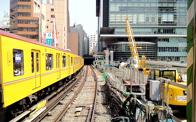 銀座線の線路脇に建ち始めた新たな軌道桁。銀座線の新しいホームは現ホームの130m東側（渋谷ヒカリエ側）にできる