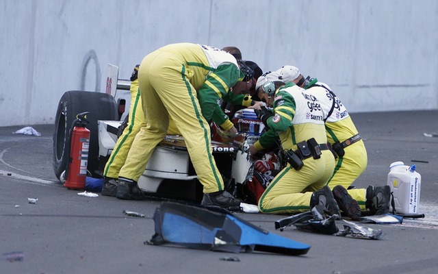 クラッシュ直後、マーシャルに救助されるザナルディ（2001年9月15日）　(c) Getty Images