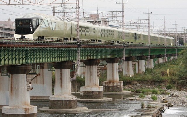 10両フル編成になった『四季島』専用車両のE001形。10月13日は武蔵野線や中央本線で試運転を実施した。