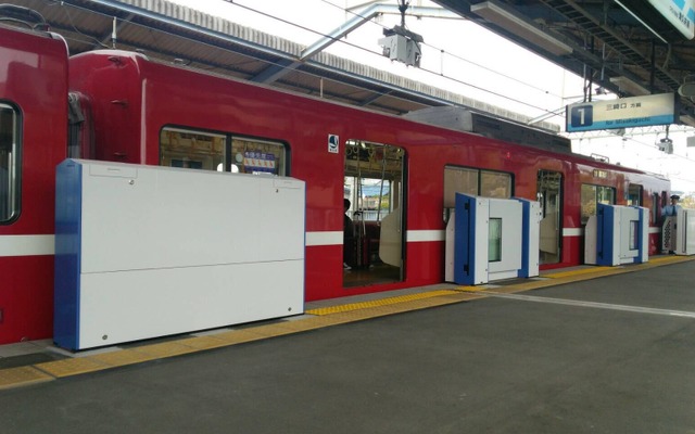 三浦海岸駅に設置された「どこでもドア」。10月24日から実証実験が始まる。