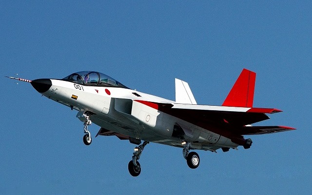 雲ひとつない青空の中を飛ぶ先進技術実証機「X-2」、防衛装備庁に納入してから初めての試験飛行が実施された。