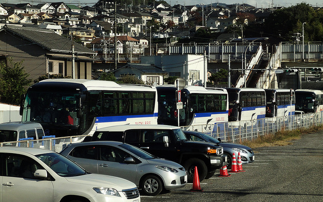 広電宮島口電停前の踏切付近にできるバス渋滞