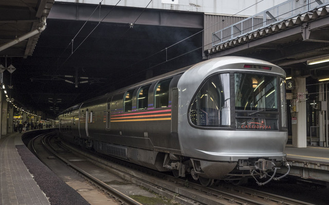 『カシオペア』専用車両として開発されたE26系の北海道への運転が2017年2月で終了する。写真は札幌駅のE26系。