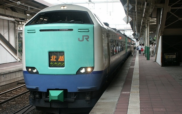 新潟～糸魚川間を結ぶ快速列車は来年3月のダイヤ改正で廃止。車両は特急『北越』などで使われていた485系を使用している。写真は『北越』で使われていた頃の485系。
