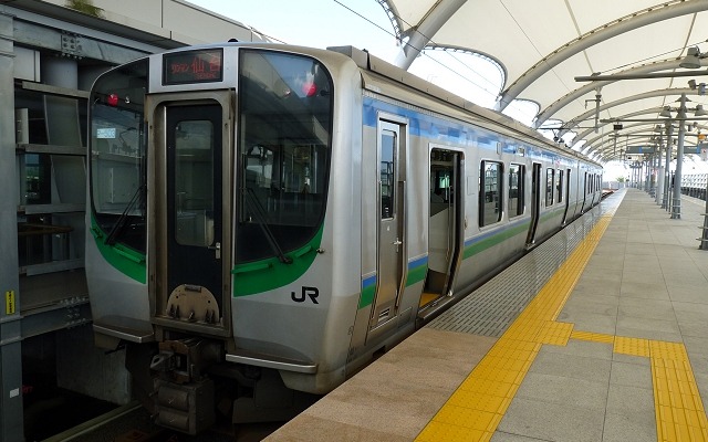仙台空港アクセス線は2017年3月のダイヤ改正で増発される。写真は仙台空港駅に停車中の列車。