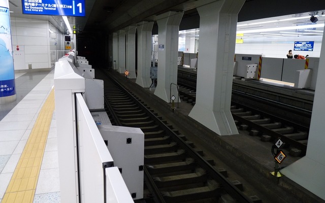 京急は2020年度までに主要5駅にホームドアを設置する。写真は京急の駅で初めてホームドアが設置された羽田空港国際線ターミナル駅。