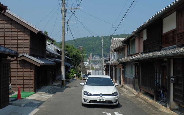 美々津の街並み。歴史景観保存地区に指定されているが、景観保存のポリシーはいささか中途半端でもあった。もっと徹底的に古風にやってもいいくらいだと思われた。