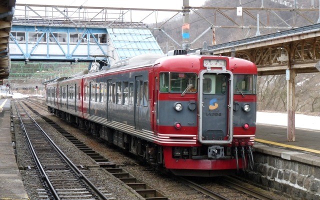 妙高高原駅で発車を待つ、しなの鉄道北しなの線の列車。同駅でえちごトキめき鉄道妙高はねうまラインと連絡している。