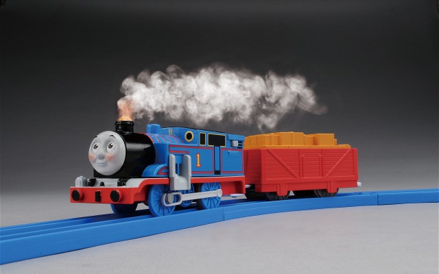 「蒸気」を吐き出しながら走る「トーマス」のイメージ。実際は蒸気ではなく霧状の水が煙突から吐き出される。