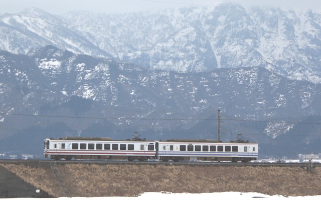 開業20周年を迎えるほくほく線の普通列車。3月22日に列車内で20周年記念カードが配布される。