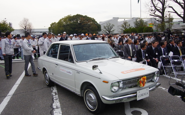 パレードの先頭を走る初代カローラ