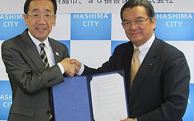 松井聡羽島市長（左）と亀田修造au損保社長