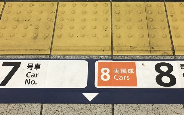 日比谷線の駅ホームに貼り付けられた乗車位置のステッカー。13000系のデビューで列車により車両数や乗車位置が変わることになる。