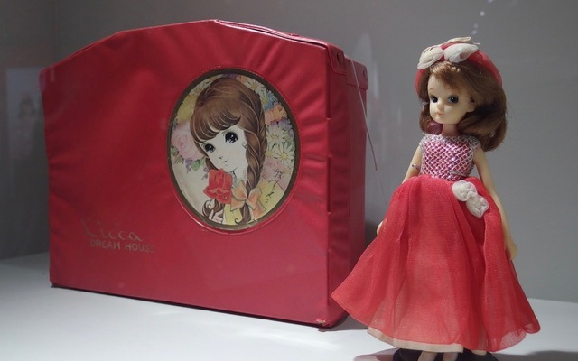 最初のリカちゃんハウス、「ドリームハウス」（1967年）。付属の3種類のカードで背景を変えられる。人形は最初の生産ラインで作られたリカちゃん（1967年、ドレスは1968年制作）。