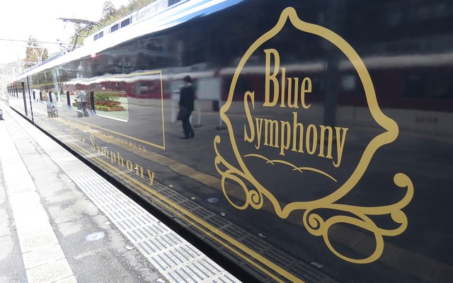 『青の交響曲』のラウンジ車。通常は走行中のみ営業しているカフェが日時限定で吉野駅に停車中も営業する。