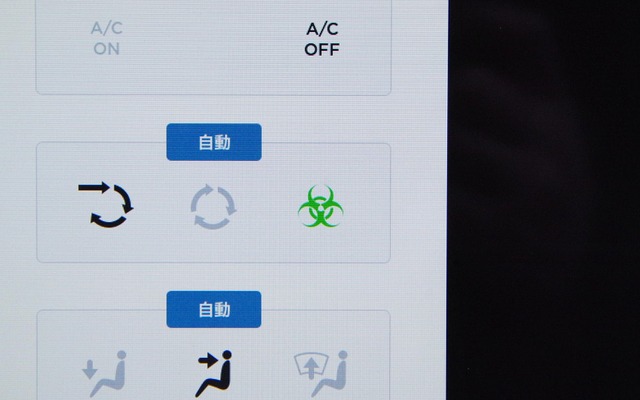 テスラ車にオプション設定される「生物兵器防衛モード」の作動ボタン。中央緑の「バイオハザードマーク」がそれだ