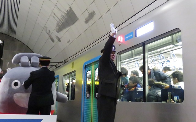 『S-TRAIN1号』の出発合図を行う横浜高速鉄道の小泉駅長。