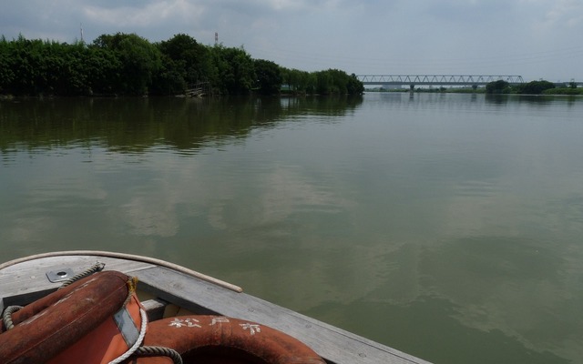 北総鉄道は演歌「矢切の渡し」を矢切駅の発車メロディとして導入する。写真は渡し舟から見た江戸川の風景。右上に北総線の橋りょうが見える。