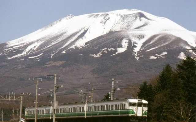 「初代長野色」をまとった115系。JR東日本の発足後数年間採用された塗装だが、しなの鉄道でこのほど復活することになった。