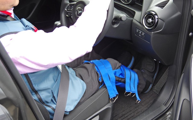 「高齢者なりきりセット」を装着して最新マツダ車のペダルレイアウトを確認。少ない負担で無理のないペダル操作が可能だ