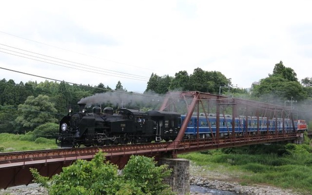 鬼怒川線の砥川橋りょうを走るSL列車『大樹』（試運転）。トラスは常磐線の阿武隈川橋りょうで使っていたものを転用した。