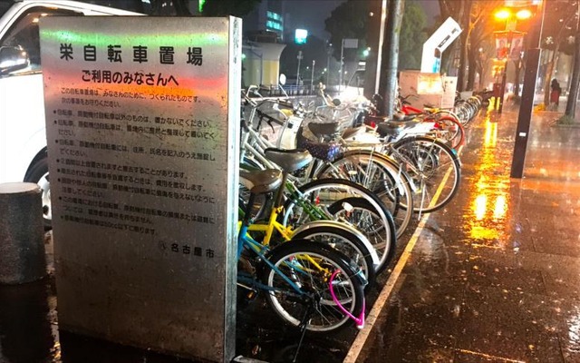 条例施行後も、景観条例があるため自転車置き場には加入義務の案内は掲示できないのだという（2日・名古屋市中区）