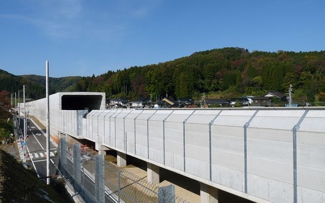 北陸新幹線新高岡（仮称）～金沢間の新倶利伽羅トンネル。このトンネルを含む長野～金沢間は2015年春の開業が予定されている。