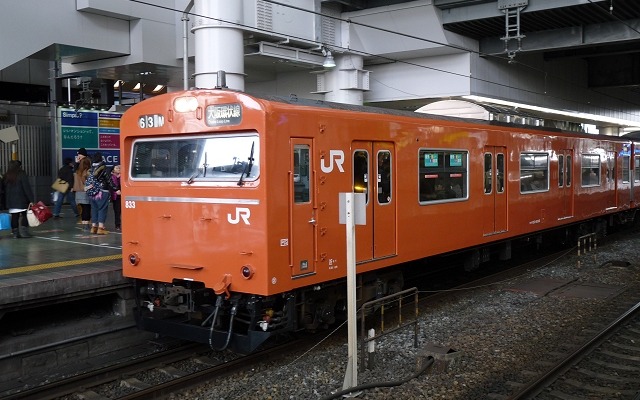 大阪駅に停車している大阪環状線の列車。5月からやしきたかじんさんの「やっぱ好きやねん」が発車メロディーとして導入される。