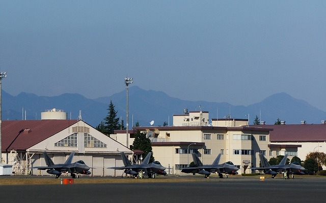 6日午前、横田基地の外来機用スポットに駐機する4機のF-22ラプター戦闘機。
