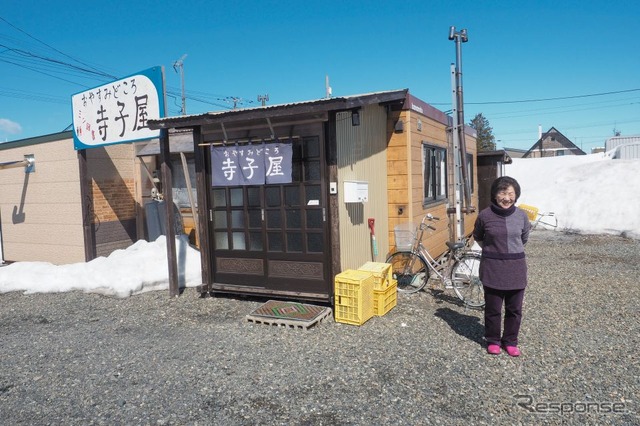 札沼線グッズを販売している新十津川駅前の飲食店「寺子屋」。町の活性化のため、2年ほど前に開店したという。