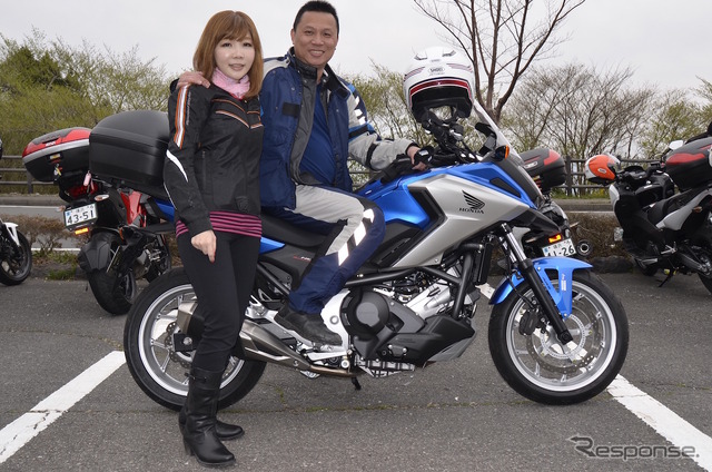 台湾でBMW R1200GS アドベンチャーを所有するファンさんご夫妻。レンタルバイクで日本をツーリング中。台湾でもビッグバイクユーザー急増中だと教えてくれた。