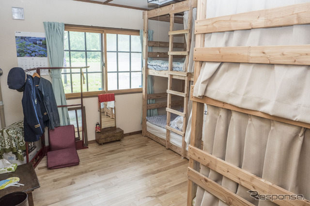 「ハネ」と呼ばれる2段ベッドが並ぶ宿泊部屋。宿泊料金は素泊り3500円からで、大学生には学割もある。