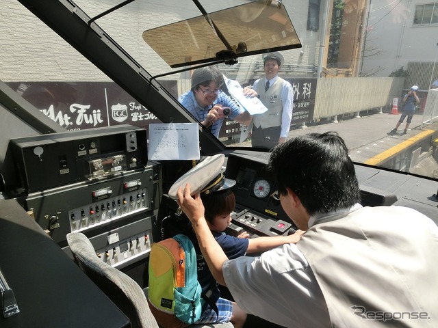 「フジサン特急ミニツアー」と題した運転台見学（写真）や洗車機通過体験も行われる。