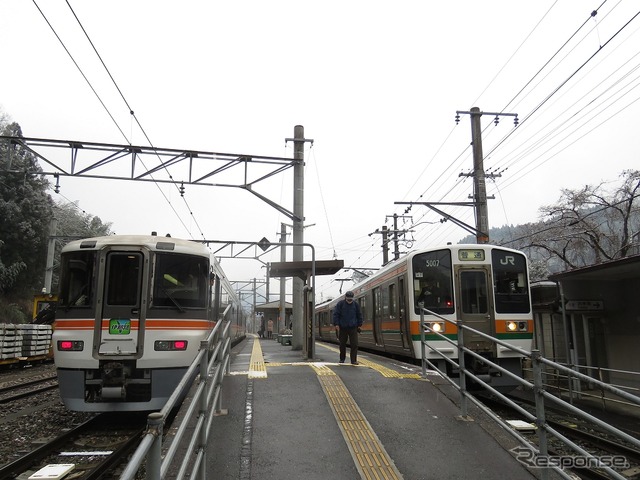 在来線特急も特急券を別途購入すれば利用できる。写真は飯田線の普通列車（右）と特急『（ワイドビュー）伊那路』（左）。
